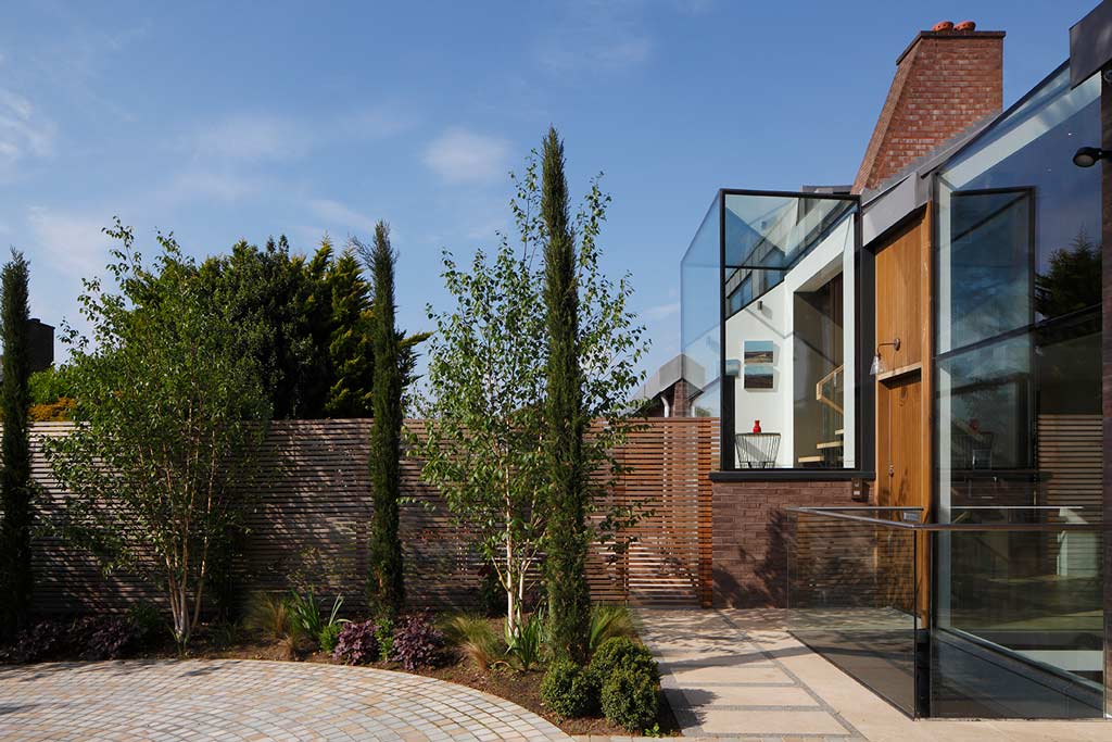 An example of one of Aspect Construction's projects - a luxury residential renovation, with full height glass extensions and a beautifully landscaped garden